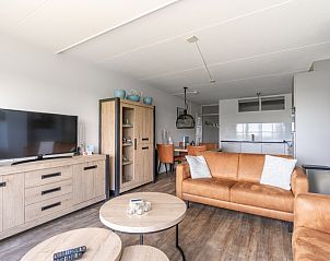 Moderne woonkamer met TV in Appartement Juliana 096 Eiland en Zeezicht, De Koog, Texel.