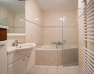 Luxe badkamer met bad en douche in Appartement Juliana 096 Eiland en Zeezicht, De Koog, Texel.