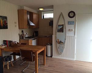 Gezellige keuken en eetruimte in Zomerhuisje Plevierstraat 12, De Koog, Texel. Vakantiehuis met moderne voorzieningen op de Waddeneilanden.