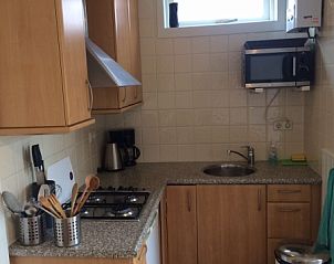 Moderne keuken in Zomerhuisje Plevierstraat 12, De Koog, Texel. Vakantiehuis met compacte keuken voorzien van alle gemakken op de Waddeneilanden.