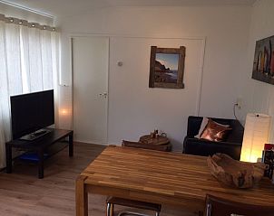Gezellige woonkamer van Zomerhuisje Plevierstraat 12 in De Koog, Texel. Comfortabel vakantiehuis met moderne inrichting en natuurlijke lichtinval.