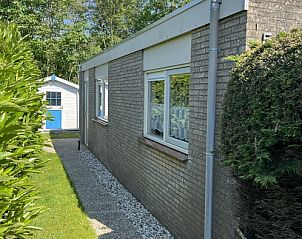 Zijkant van Bungalow 't Luwe Land 5B in De Koog Texel, omgeven door natuur op de Waddeneilanden.