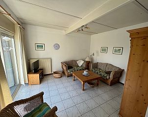 Gezellige woonkamer van Bungalow 't Luwe Land 5B in De Koog Texel, ideaal voor ontspanning op de Waddeneilanden.