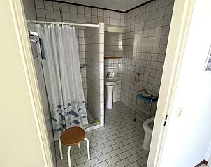 Badkamer van Bungalow 't Luwe Land 5B in De Koog Texel, voorzien van moderne faciliteiten op de Waddeneilanden.