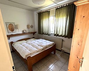 Slaapkamer in Bungalow 't Luwe Land 5B in De Koog Texel met comfortabel bed op de Waddeneilanden.