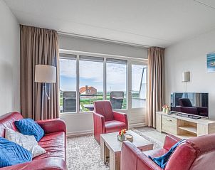 Lichte woonkamer van Appartement Juliana 138 Eiland en Zeezicht in De Koog, Texel met comfortabele zithoek en uitzicht.