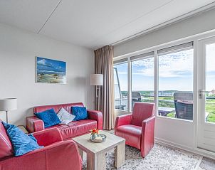 Ruime woonkamer van Appartement Juliana 138 Eiland en Zeezicht in De Koog, Texel met prachtig uitzicht op de natuur.