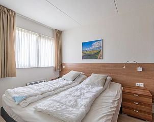 Comfortabele slaapkamer in Appartement Juliana 138 Eiland en Zeezicht, De Koog, Texel met tweepersoonsbed.