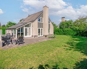 Vakantiehuis Kamperfoelie 83 met sauna in De Koog Texel, ruime tuin en terras voor ontspanning.