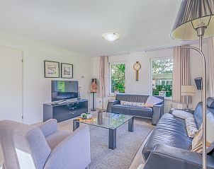 Gezellige woonkamer van Vakantiehuis Kamperfoelie 83 met sauna in De Koog Texel, ideaal voor ontspanning.