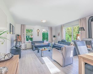 Lichte en ruime leefruimte in Vakantiehuis Kamperfoelie 83 met sauna, De Koog Texel, met zithoek.