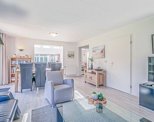 Eetruimte in Vakantiehuis Kamperfoelie 83 met sauna, De Koog Texel, met uitzicht op de tuin.