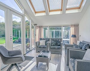 Eetkamer met veel lichtinval in Vakantiehuis Kamperfoelie 83 met sauna, De Koog Texel.