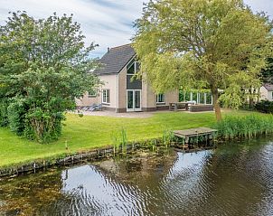 Rustieke tuin van Vakantiehuis Kamperfoelie 47 in De Koog Texel aan het water.