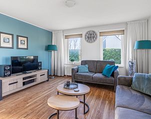 Moderne zithoek in Vakantiehuis Kamperfoelie 47 De Koog Texel met flatscreen-tv.