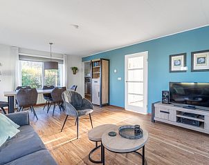 Eet- en zithoek in Vakantiehuis Kamperfoelie 47 De Koog Texel met veel natuurlijk licht.