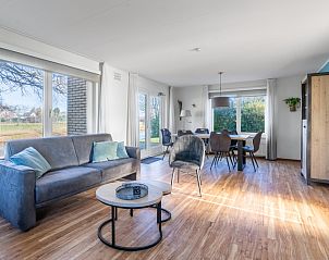 Ruime woonkamer van Vakantiehuis Kamperfoelie 47 in De Koog Texel met uitzicht op de natuur.