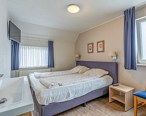 Comfortabele slaapkamer in Vakantiehuis Kamperfoelie 47 De Koog Texel met tweepersoonsbed.