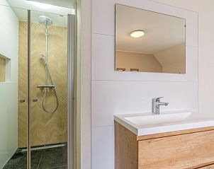 Stijlvolle badkamer in Vakantiehuis Kamperfoelie 47 De Koog Texel met moderne douche.