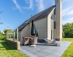 Ruim terras bij Vakantiehuis Kamperfoelie 85 in De Koog, Texel met comfortabele ligstoelen en eettafel.