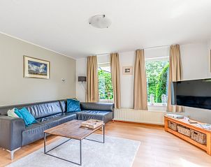 Moderne leefruimte in Vakantiehuis Kamperfoelie 85, De Koog, Texel met stijlvolle meubels en veel lichtinval.