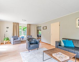 Uitgebreide woonkamer in Vakantiehuis Kamperfoelie 85, De Koog, Texel met zithoek en uitzicht op de tuin.