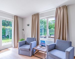 Knusse zithoek in Vakantiehuis Kamperfoelie 85, De Koog, Texel met tuinzicht en gezellige inrichting.