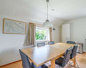 Eetkamer in Vakantiehuis Kamperfoelie 85, De Koog, Texel met grote tafel en moderne stoelen.