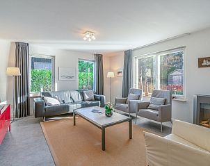 Stijlvolle woonkamer van Vakantiehuis Kamperfoelie 93 in De Koog, Texel, met comfortabele zitruimte op de Waddeneilanden.