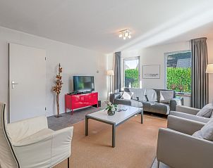 Lichte woonkamer in Vakantiehuis Kamperfoelie 93, De Koog, Texel, ideaal voor ontspanning op de Waddeneilanden.