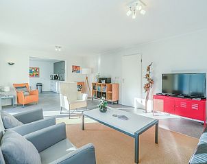 Ruime woonkamer in Vakantiehuis Kamperfoelie 93, De Koog, Texel, met moderne inrichting op de Waddeneilanden.