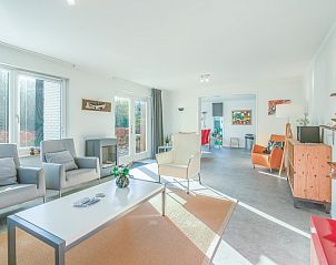 Zonnige woonkamer van Vakantiehuis Kamperfoelie 93 in De Koog, Texel, met uitzicht op de tuin, Waddeneilanden.