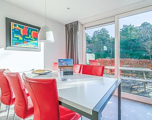 Eetkamer in Vakantiehuis Kamperfoelie 93, De Koog, Texel, met uitzicht op de natuur, ideaal voor familie-etentjes op de Waddeneilanden.