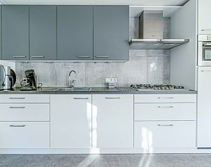 Moderne keuken in Vakantiehuis Kamperfoelie 93, De Koog, Texel, met alle gemakken voor een comfortabel verblijf op de Waddeneilanden.