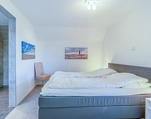 Comfortabele slaapkamer in Vakantiehuis Kamperfoelie 93, De Koog, Texel, met toegang tot eigen badkamer op de Waddeneilanden.