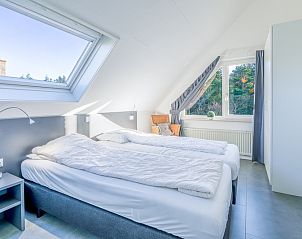 Lichte slaapkamer in Vakantiehuis Kamperfoelie 93, De Koog, Texel, met uitzicht op de omgeving van de Waddeneilanden.