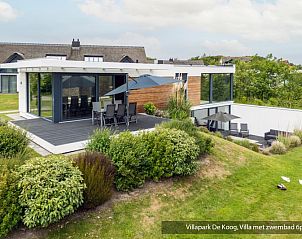 Offene Kche und Wohnzimmer in luxuriser Familienvilla mit Schwimmbad, De Koog Texel. Moderne Einrichtung mit Blick auf den Garten.