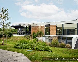 Schlafzimmer in luxuriser Familienvilla mit Schwimmbad, De Koog Texel. Bequemes Doppelbett mit eigenem Badezimmer.