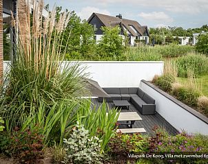 Helles Wohnzimmer in luxuriser Familienvilla mit Schwimmbad, De Koog Texel. Gerumige Sitzecke mit viel natrlichem Licht.