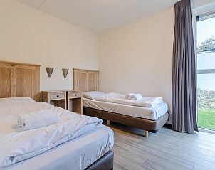 Slaapkamer in bungalow Schilpbanck 6, De Koog, Texel met comfortabele bedden en uitzicht op de natuur van de Waddeneilanden.