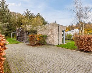 Schilpbanck 6 bungalow in De Koog, Texel biedt een rustige omgeving met groene natuur en een uitnodigende buitenruimte.
