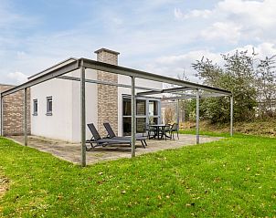 Ontspan op het zonnige terras van bungalow Schilpbanck 6 in De Koog, Texel, omgeven door groene natuur op de Waddeneilanden.