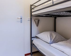 Moderne badkamer in bungalow Schilpbanck 6, De Koog, Texel, met douche en wastafel. Ideaal vakantiehuis op de Waddeneilanden.