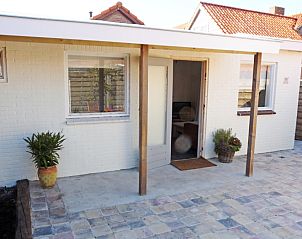 Buitenkant van Zomerhuisje Schoo in De Koog, Texel, vakantiehuis met overdekte veranda.