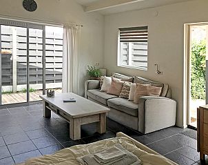 Zithoek in Zomerhuisje Schoo, De Koog, Texel, met veel natuurlijk licht.