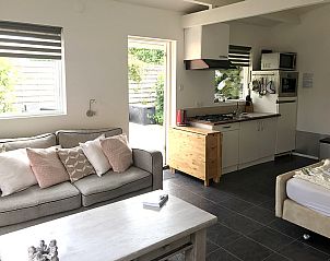 Open keuken in Zomerhuisje Schoo, De Koog, Texel, met moderne voorzieningen.