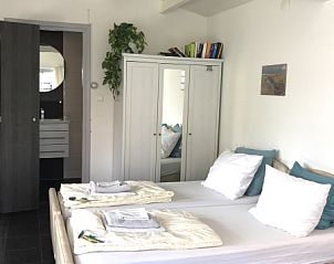 Slaapkamer van Zomerhuisje Schoo in De Koog, Texel, met comfortabele bedden.