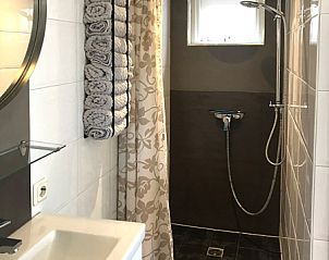 Moderne badkamer in Zomerhuisje Schoo, De Koog, Texel, met inloopdouche.