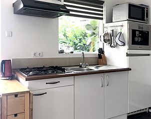 Volledig uitgeruste keuken in Zomerhuisje Schoo, De Koog, Texel, met uitzicht op de tuin.