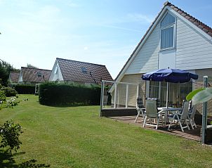Villa 8 in De Koog, Texel met zonnig terras en tuin, ideaal vakantiehuis op de Waddeneilanden.